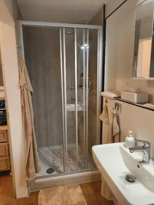 Ein Badezimmer in der Unterkunft PInahaus