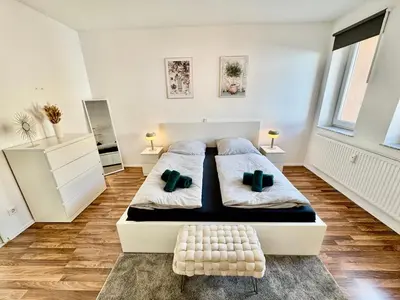 Ein Bett oder Betten in einem Zimmer der Unterkunft FeWo Palmtrees 2 - Große und moderne 2 Zimmerwohnung mit französischem Balkon in Gladbeck-Mitte nähe Movie Park und Veltins Arena