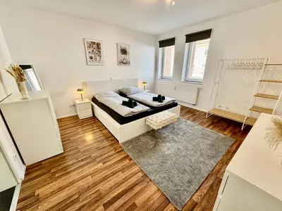 Ein Bett oder Betten in einem Zimmer der Unterkunft FeWo Palmtrees 2 - Große und moderne 2 Zimmerwohnung mit französischem Balkon in Gladbeck-Mitte nähe Movie Park und Veltins Arena
