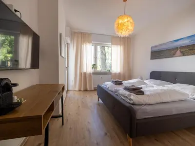 Ein Bett oder Betten in einem Zimmer der Unterkunft 56qm Erdgeschoss-Wohnung zentral in Bochum Ehrenfeld mit Balkon - Friederika II