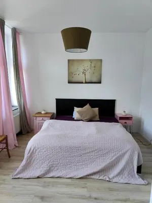 Ein Bett oder Betten in einem Zimmer der Unterkunft LöwenTAL an der Ruhr historisch im Grünen