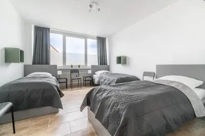 Ein Bett oder Betten in einem Zimmer der Unterkunft WORKERS HOME F17 - Wohnung mit 3 Schlafzimmern für 6 Personen