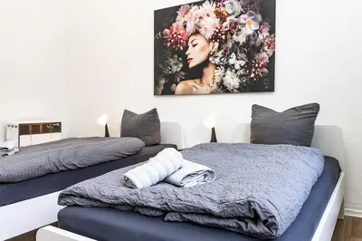 Ein Bett oder Betten in einem Zimmer der Unterkunft CosyHomes24 - TOP-traffic connection and balcony - E01