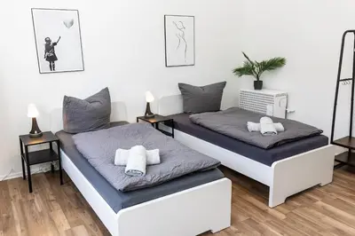 Ein Bett oder Betten in einem Zimmer der Unterkunft CosyHomes24 - TOP-traffic connection and balcony - E01