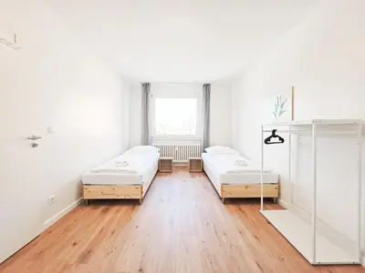 Ein Bett oder Betten in einem Zimmer der Unterkunft Tolstov Apartments - Monteurwohnung - 3 Schlafzimmer - Küche - Balkon - Waschmaschine