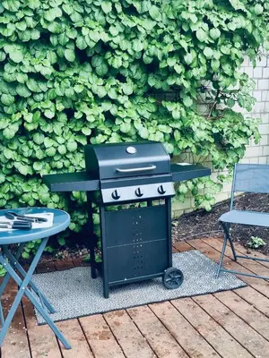 Ein für Gäste verfügbarer Grill im Ferienhaus