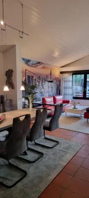 Ein Sitzbereich in der Unterkunft Charmantes Haus mit Gartenoase