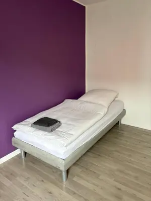 Ein Bett oder Betten in einem Zimmer der Unterkunft Red Dot Apartment Albert