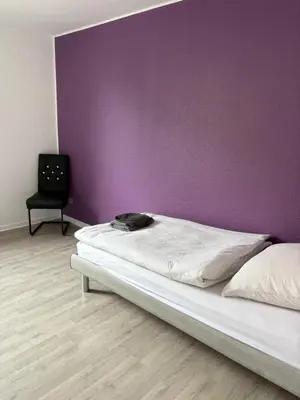 Ein Bett oder Betten in einem Zimmer der Unterkunft Red Dot Apartment Albert