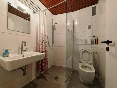 Ein Badezimmer in der Unterkunft Quiet little house with seperate entrance