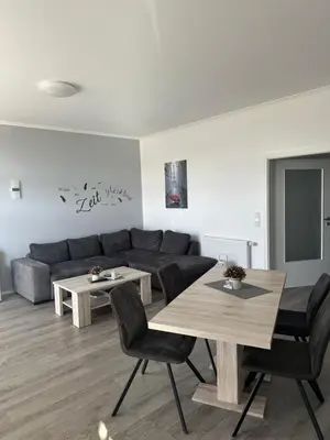 Ein Sitzbereich in der Unterkunft Ferienwohnung Sühling