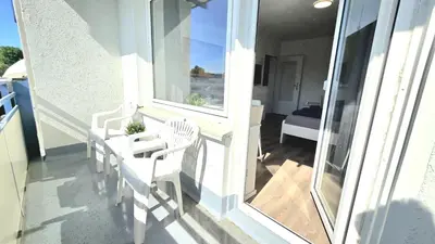 Ein Balkon oder eine Terrasse in der Unterkunft Modern 2-Room Apartment with Free Parking & Free Wi-Fi in Iserlohn - SW01