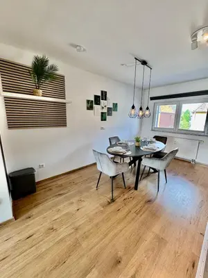Ein Sitzbereich in der Unterkunft FeWo-Palmtrees 4 - Große moderne 2 Zimmerwohnung mit Süd-West Balkon in Gladbeck-Mitte Nähe Movie Park und Arena AufSchalke