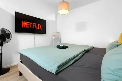 Ein Bett oder Betten in einem Zimmer der Unterkunft Exklusives Studio - Zentral Innenstadtlage - Kostenloser Parkplatz - Aufzug - Modern für bis zu 4 Personen - Smart Home