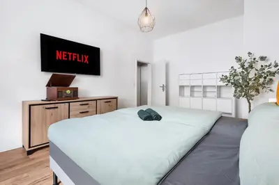 Ein Bett oder Betten in einem Zimmer der Unterkunft Moderne Suite bis zu 6 Personen - Central- free Parking - 3 Bedrooms - Netflix - Smart Home