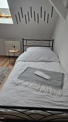 Ein Bett oder Betten in einem Zimmer der Unterkunft Eigene Wohnung und zentrale Lage