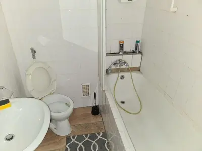 Ein Badezimmer in der Unterkunft ein Platz im Etagenbett im Durchgang in Schalke Nähe Arena