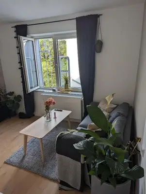 Ein Sitzbereich in der Unterkunft Helle 2 Zimmer mit Home Office