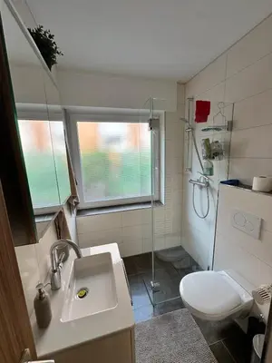 Ein Badezimmer in der Unterkunft Schöne 2 Zimmer Wohnung, modern & stadtnah