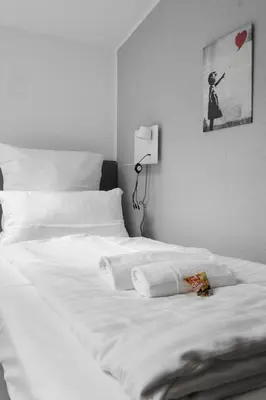 Ein Bett oder Betten in einem Zimmer der Unterkunft DG - Einfach aber sehr komfortabel - Wohnung für bis zu 12 Personen - Gruppen, Messe, Monteure, Studenten - Voll ausgestattet - 3 Smart-TV 55 Zoll Netflix, 1000 Mbit WLAN, voll ausgestattete Küche