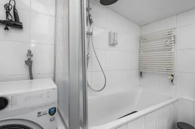 Ein Badezimmer in der Unterkunft DG - Einfach aber sehr komfortabel - Wohnung für bis zu 12 Personen - Gruppen, Messe, Monteure, Studenten - Voll ausgestattet - 3 Smart-TV 55 Zoll Netflix, 1000 Mbit WLAN, voll ausgestattete Küche