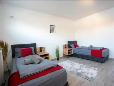 Ein Sitzbereich in der Unterkunft Serviceroom24 - Space in Oberhausen WLAN - Smart-TV - 24-7 Check-in und Küche