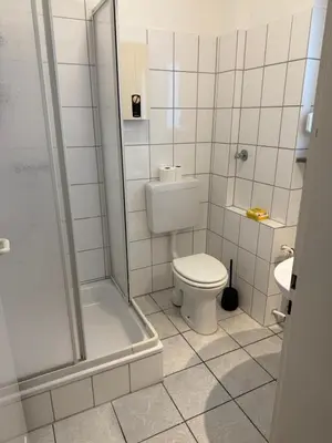 Ein Badezimmer in der Unterkunft Messe Essen, Modernes Apartment mit Küche, Smart-TV und separatem Schlafzimmer, Self-Check-In