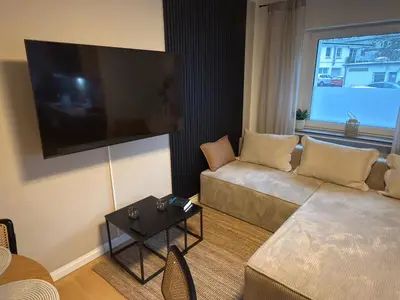TV/Unterhaltungsangebot in der Unterkunft Messe Essen, Modernes Apartment mit Küche, Smart-TV und separatem Schlafzimmer, Self-Check-In