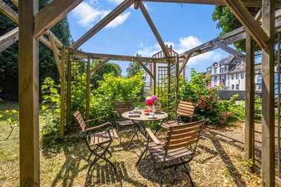 Ein Garten an der Unterkunft VinhMinh Homes 1 - Business Apartment, Zentral, Parkplatz, WLAN & Ruhig