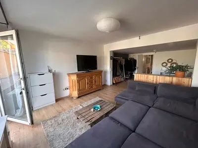 TV/Unterhaltungsangebot in der Unterkunft Seenahe Wohnung mit Gemeinschaftsgarten und -pool
