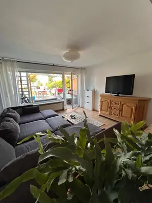 TV/Unterhaltungsangebot in der Unterkunft Seenahe Wohnung mit Gemeinschaftsgarten und -pool