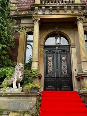 Eine Fassade oder ein Eingang zu Villa Angela Neuer Rosengarten