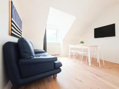 TV/Unterhaltungsangebot in der Unterkunft Tolstov Apartments - 3 Room Attic Apartment - Kitchen - 5 min to Messe DUS