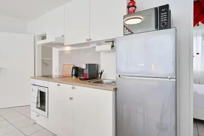 Küche/Küchenzeile in der Unterkunft Lovely Spacious 3 Room Apt in City Center Sleeps 6