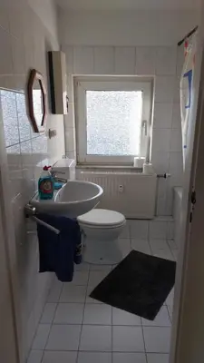 Ein Badezimmer in der Unterkunft Self check in Apartment 42 m Schlafzimmer eigenes Badezimmer mit Badewanne Kochecke mit Esszimmer im Einfamilienhaus eigenes Badezimmer keine Ferienwohnung