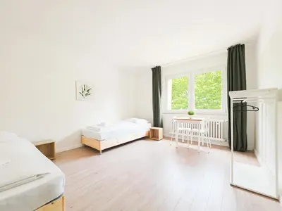 Ein Bett oder Betten in einem Zimmer der Unterkunft Tolstov Apartments - 3 Room Apartments with Balcony - 25 min Messe DUS