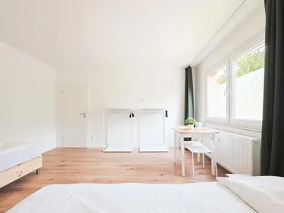 Ein Bett oder Betten in einem Zimmer der Unterkunft Tolstov Apartments - 3 Room Apartments with Balcony - 25 min Messe DUS