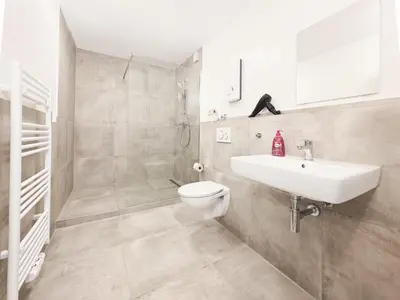 Ein Badezimmer in der Unterkunft Tolstov Apartments - 3 Room Apartments with Balcony - 25 min Messe DUS