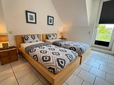 Ein Bett oder Betten in einem Zimmer der Unterkunft Citynahe Wohnung über 2 Ebenen mit 2 Balkonen für 1-6 Personen