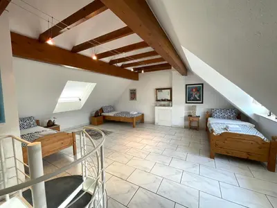 Ein Bett oder Betten in einem Zimmer der Unterkunft Citynahe Wohnung über 2 Ebenen mit 2 Balkonen für 1-6 Personen