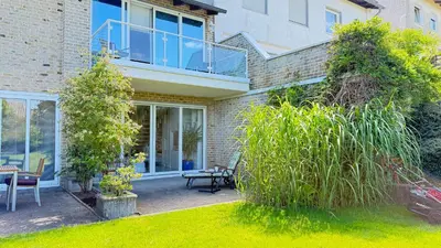 Ein Garten an der Unterkunft Ruhige Wohlfühloase auf zwei Ebenen - mit Terrasse im Grünen und Balkon