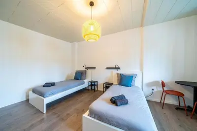 Ein Bett oder Betten in einem Zimmer der Unterkunft 6P Zentrale Suite mit Balkon & Parkplatz