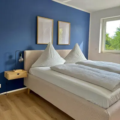 Ein Bett oder Betten in einem Zimmer der Unterkunft Neu renoviertes Apartment mit 2 Schlafzimmern, Küche & Waschtrockner - 900 m Zentrum Borken
