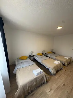 Ein Bett oder Betten in einem Zimmer der Unterkunft H&H Apartments