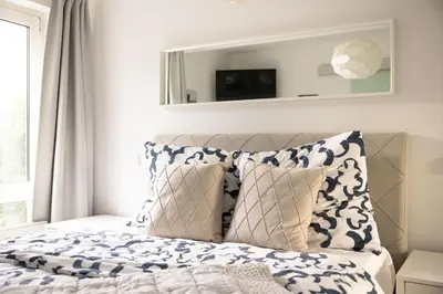 Ein Bett oder Betten in einem Zimmer der Unterkunft Rob's Place - Ruhige 2-Zi-City-Oase mit Panorama über den Weberplatz
