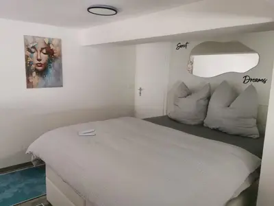 Ein Bett oder Betten in einem Zimmer der Unterkunft Charmantes Loft-Apartment 2 Min zum Hauptbahnhof