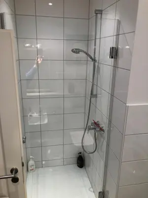 Ein Badezimmer in der Unterkunft Bright, friendly flat in a well-maintained old building