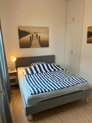 Ein Bett oder Betten in einem Zimmer der Unterkunft Bright, friendly flat in a well-maintained old building