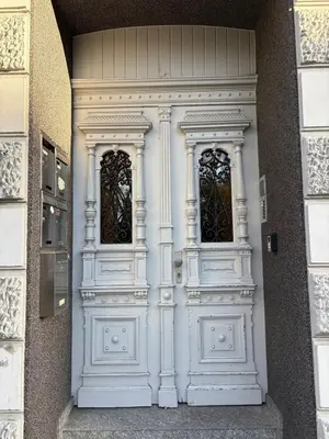 Eine Fassade oder ein Eingang zu Kleines Wiesel
