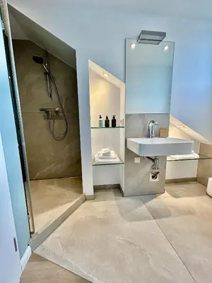 Ein Badezimmer in der Unterkunft Luxuswohnung, Airport-Messe fußläufig erreichbar 1